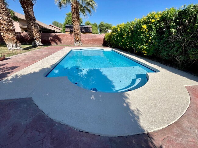 Building Photo - Pool Home in Victoria Meadows