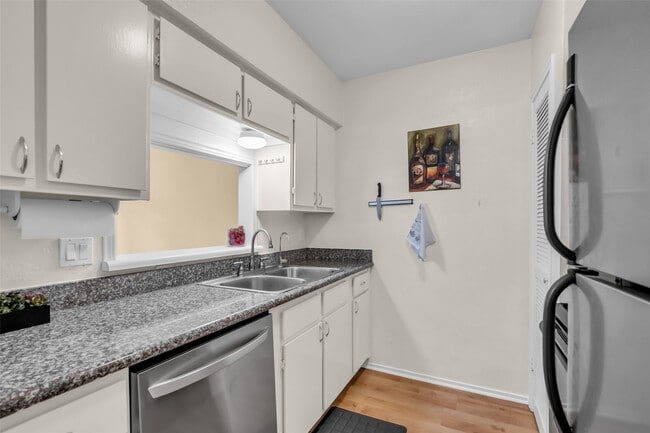 Building Photo - 1800 Stoney Brook Dr