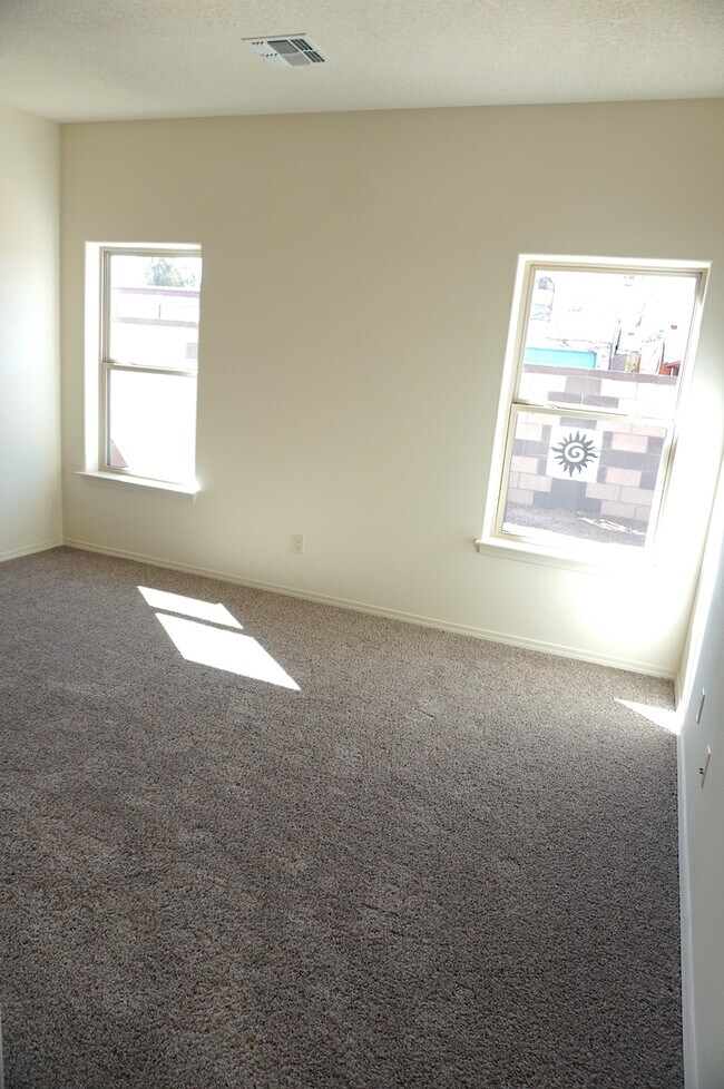 Building Photo - Amazing 3 Bedroom! Great location! Across ...