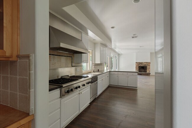 Building Photo - Elegant 5-Bedroom Estate with Pool in Prime Woodland Hills