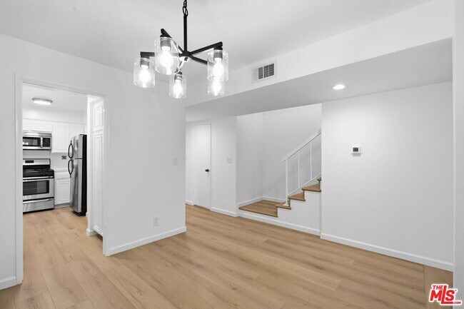 Building Photo - 1423 S Bentley Ave