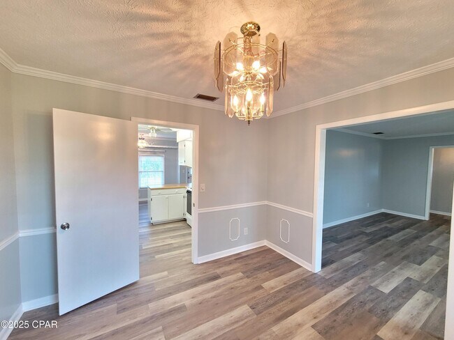 Building Photo - 2512 W 27th St