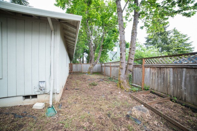 Building Photo - IKEMB02