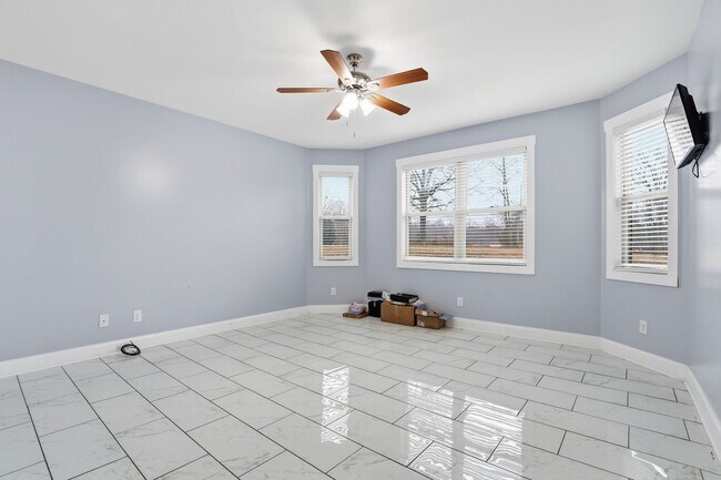 Building Photo - Beautiful Home With Large Yard In Fountain Inn