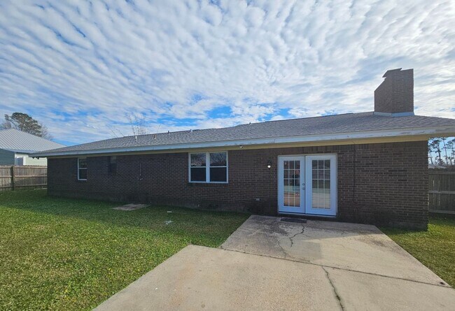 Building Photo - Adorable move-in ready home 3 bedroom 2 bath