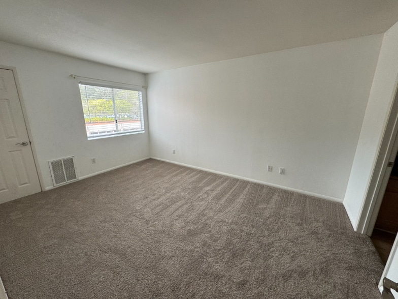 Building Photo - 7180 Shoreline Dr