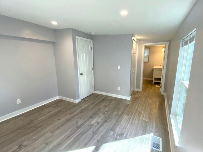 Building Photo - 103 W 54th St