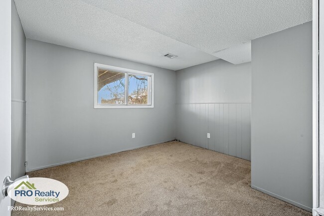 Building Photo - 4 Bedroom Home in Anoka