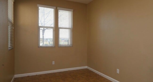 Building Photo - Beautiful 3 bed 2 bath located in Elk Grove!