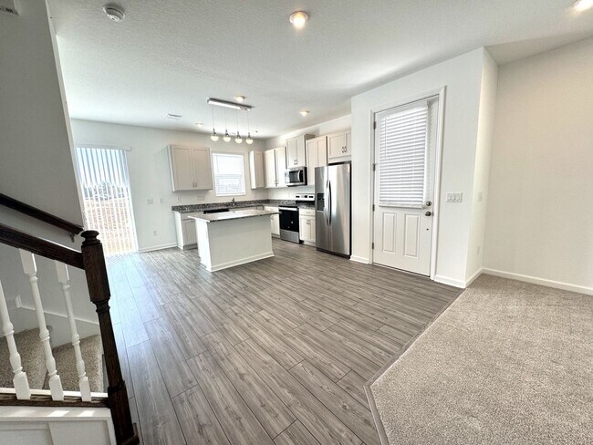 Building Photo - 3 Bedroom 2.5 Bathrooms Townhouse at Spring Isle Palms