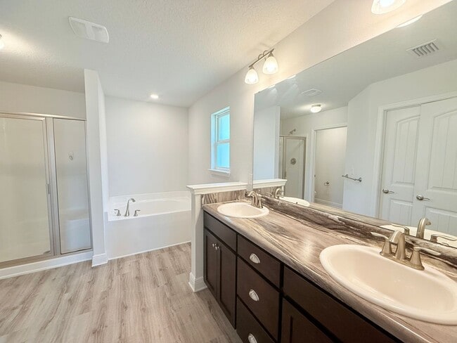 Building Photo - Spacious Home - Ashley Place