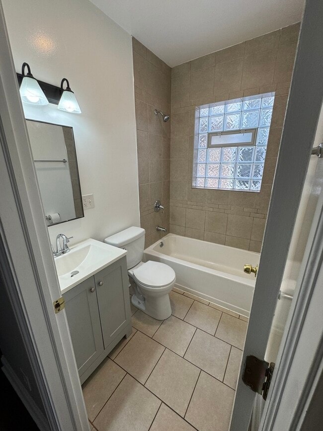 Building Photo - 3434 W Le Moyne St
