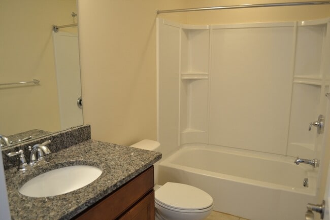 Building Photo - 8 Spicebush Ct