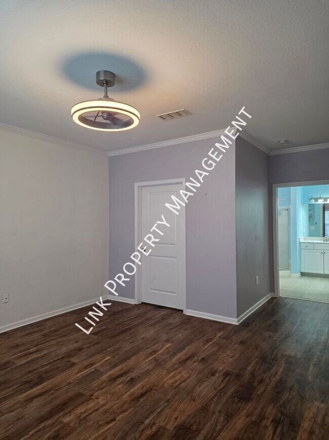 Building Photo - HALF OFF APRIL!  Beautiful One-Level Downstairs Condo in Prime Hamilton Place Location