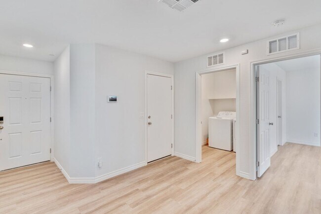 Building Photo - Spacious Three Story 3 Bed 3.5 Bath Smarth...