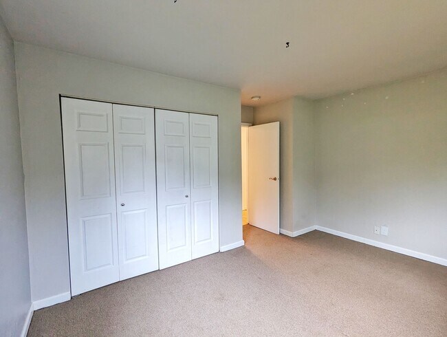 Building Photo - 2BD/1.5BA Twnhse Style Forestedge Condo on...