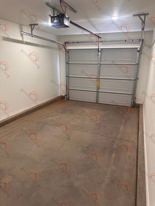 Building Photo - New Spacious 2 bedroom 2 bath Duplex.