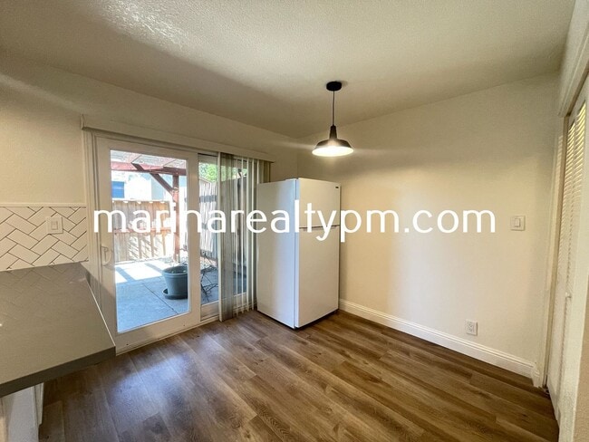 Building Photo - Two Story Crockett Condo Two-Off Street Pa...