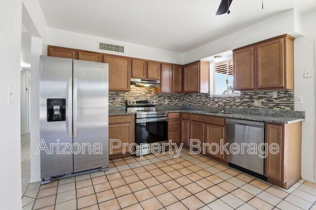 Building Photo - 3635 E Beverly Ln