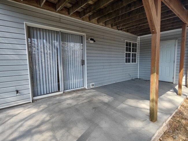 Building Photo - Move in Ready, End Unit Townhome located in Rossmore !