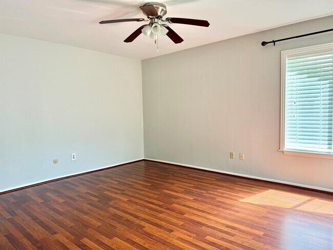 Building Photo - 11633 Village Pl Dr