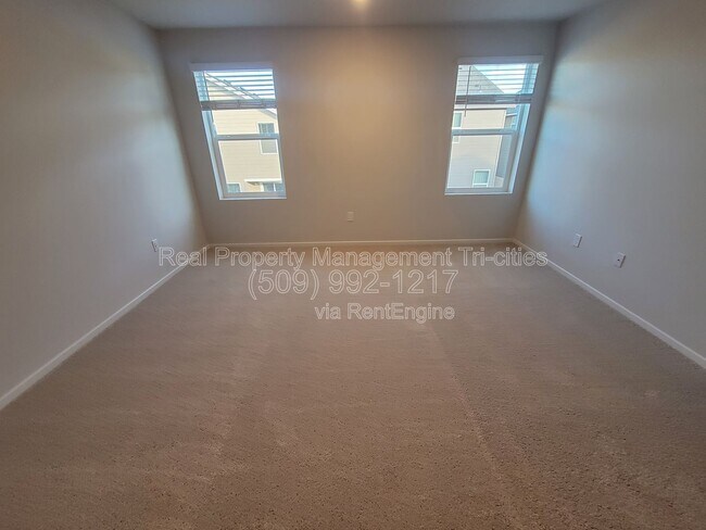 Building Photo - 611 S Zeelar St