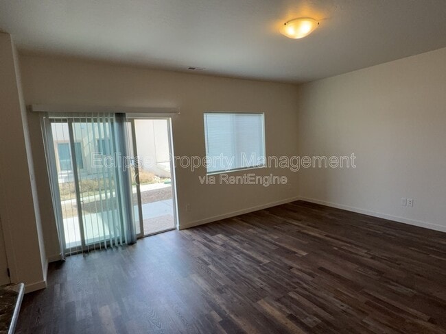 Building Photo - 250 Sasha St