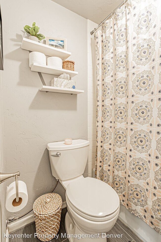 Building Photo - 2 br, 1 bath House - 700 N Washington St #207