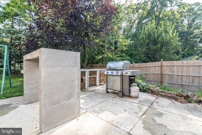 Building Photo - 1800 Lark Ln