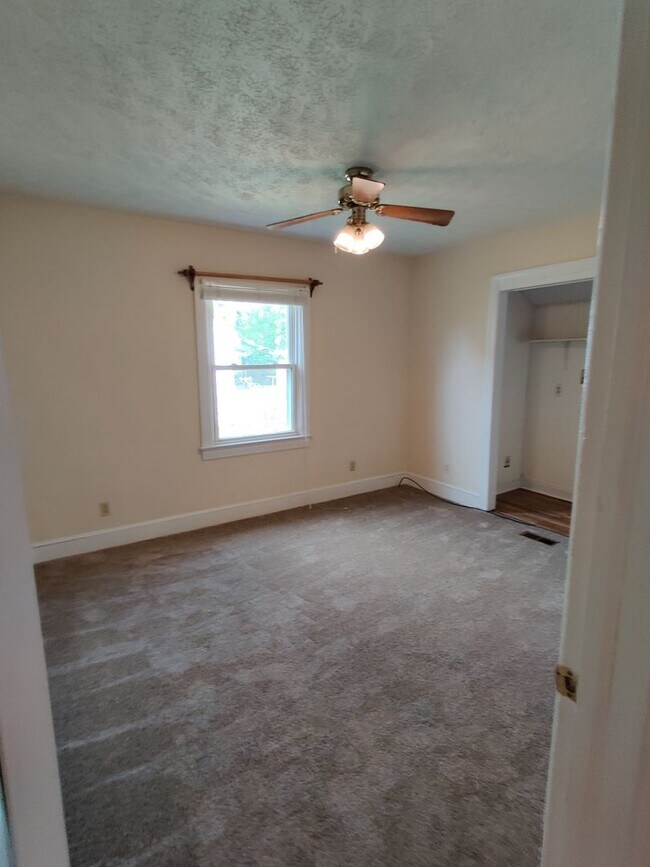 Building Photo - 2 bedroom home with a garage