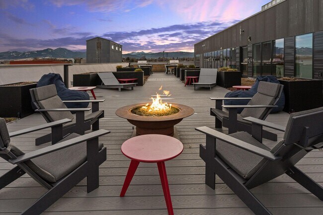 Building Photo - 221 E Oak St