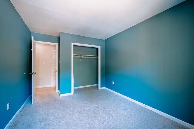 Building Photo - Spacious 5-Bedroom End-Unit Townhome in Reston with 3 Finished Levels, Renovated Kitchen & Fenced...