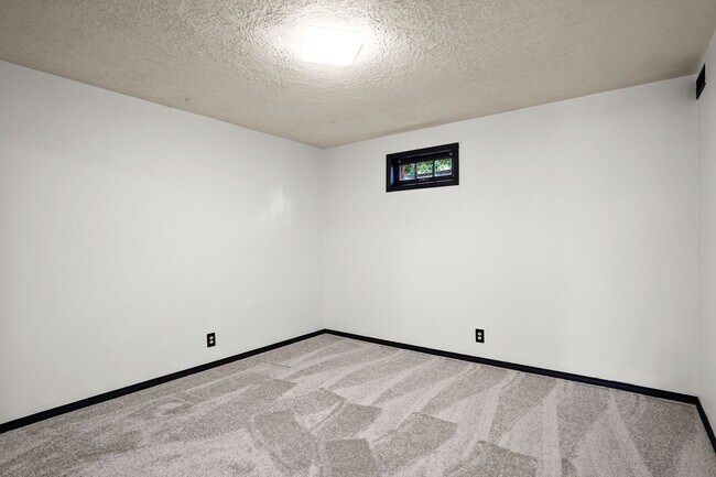 Building Photo - Wonderful 4 bedroom, 2 Bath on Oversized l...