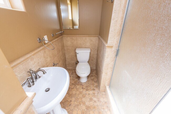 Building Photo - 3BR/2BA home with bonus room & additional ...