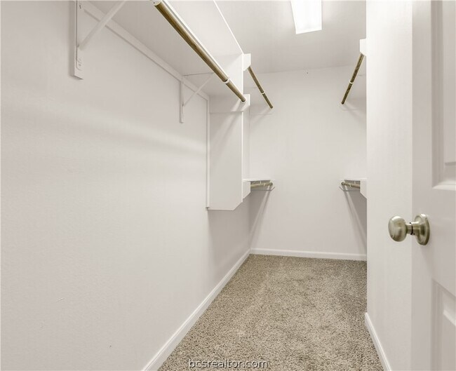 Building Photo - 240 Fieldstone Pl