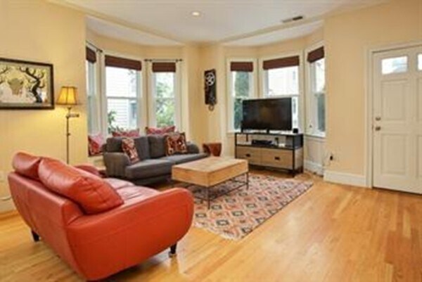 Building Photo - 11 Lester Pl