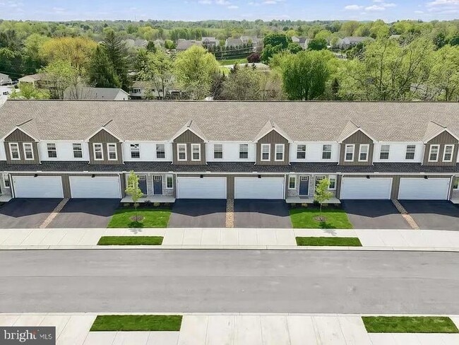 Building Photo - 7847 Oakbrook Dr
