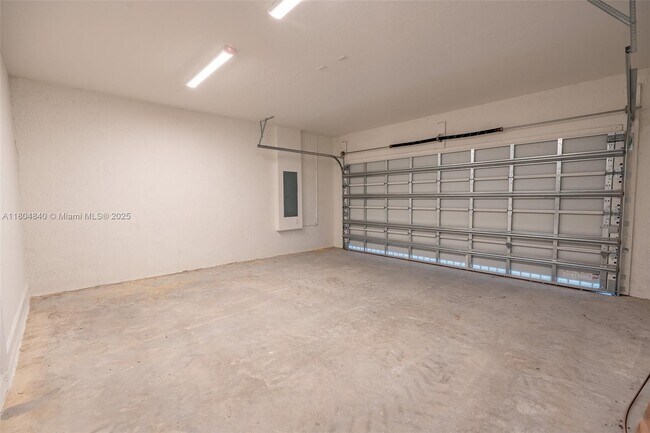 Building Photo - 2637 SE 24th Ct