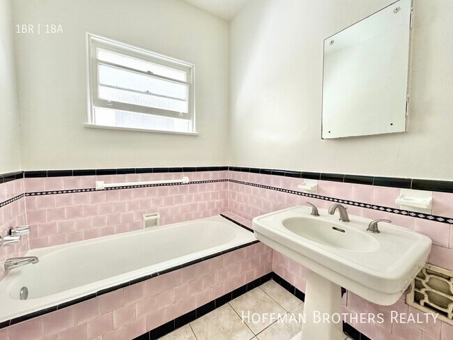 Building Photo - 9932 Robbins Dr