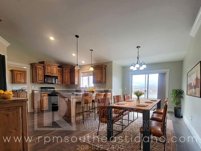 Primary Photo - Large & Beautiful 6 Bedroom, 3 Bathroom Ho...