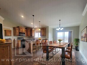 Building Photo - Large & Beautiful 6 Bedroom, 3 Bathroom Ho...
