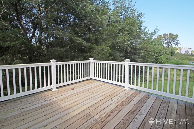 Building Photo - Beautiful End-Unit Townhouse with Pond Vie...