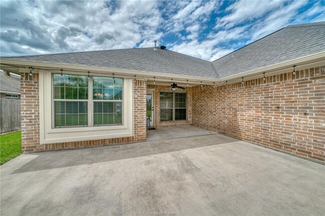 Building Photo - Available August 2026! Adorable 3/2 House in South College Station!