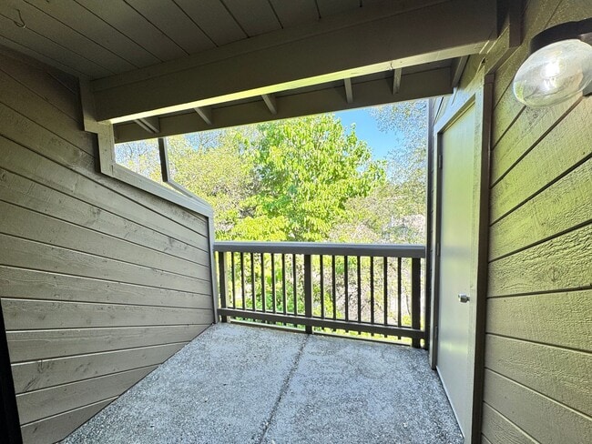 Building Photo - Cozy upstairs Condo in Auburn