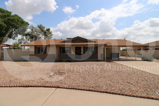 Primary Photo - 1215 E Geneva Dr