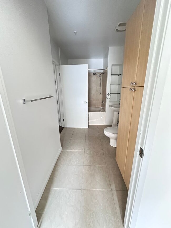 Building Photo - Modern Downtown Long Beach Condo with Ocea...