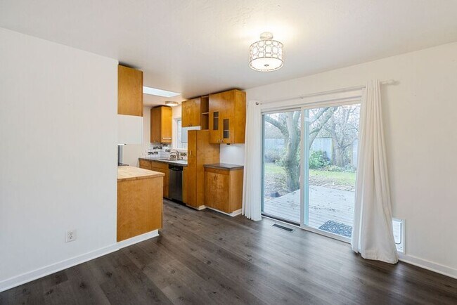 Building Photo - 8715 N Washburne Ave