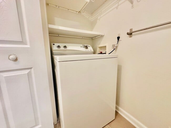 Building Photo - Spacious 3BD/2BA Home in Oak Park | Screened Porch | Large Backyard | 2-Car Garage