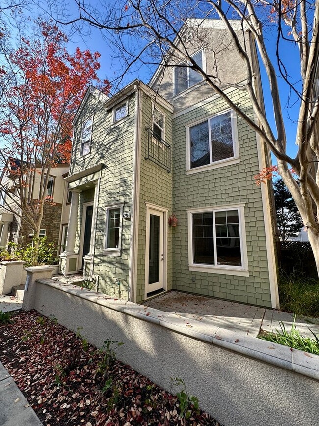 Building Photo - STYLISH SPACES FACING A GREENBELT DETACHED HOME | BLOCKS FROM EVERYTHING