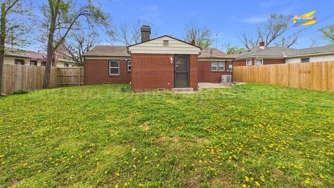 Building Photo - 886 S Fabrique Dr